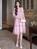  Đầm yếm hồng tay choàng 
