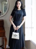  Đầm đen xếp ly cổ tròn 