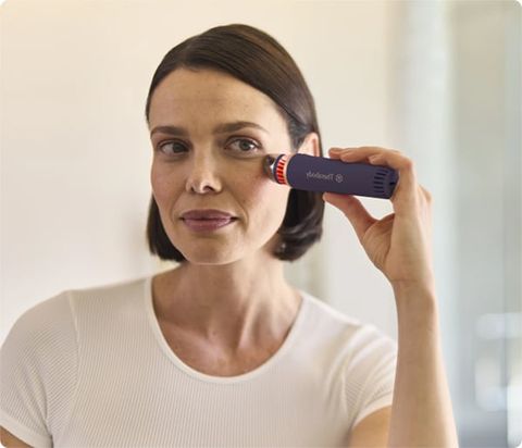 Máy massage đẩy tinh chất Therabody TheraFace Depuffing Wand