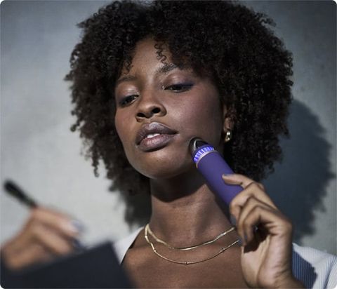 Máy massage đẩy tinh chất Therabody TheraFace Depuffing Wand