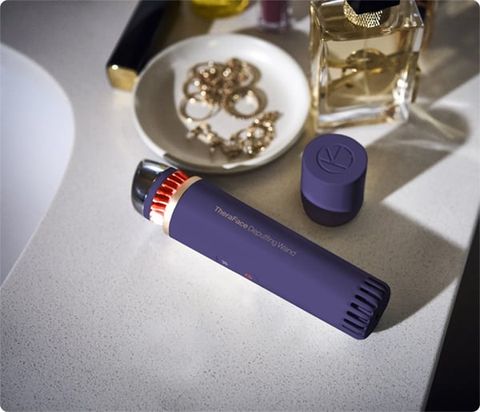 Máy massage đẩy tinh chất Therabody TheraFace Depuffing Wand