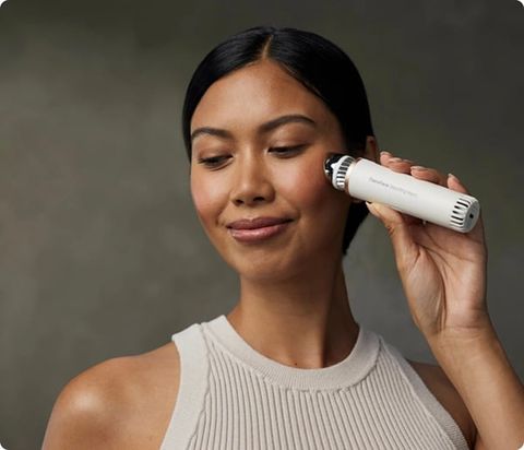 Máy massage đẩy tinh chất Therabody TheraFace Depuffing Wand