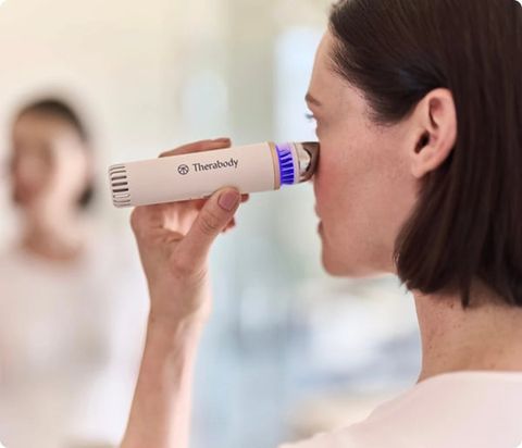 Máy massage đẩy tinh chất Therabody TheraFace Depuffing Wand