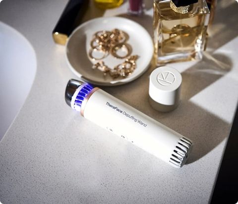 Máy massage đẩy tinh chất Therabody TheraFace Depuffing Wand
