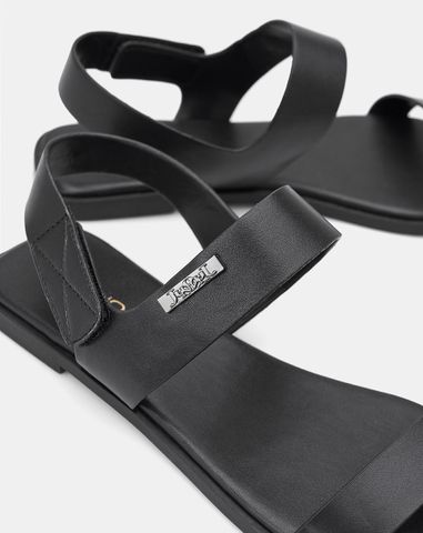  Giày Sandal Đế Bệt Quai Ngang Phối Khóa Trang Trí 