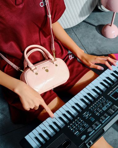  Túi Xách Nhỏ Bowling Top Handle Phối Khoá Trang Trí 