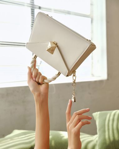  Túi Xách Nhỏ Tay Cầm Xoắn Phối Charm Trang Trí 