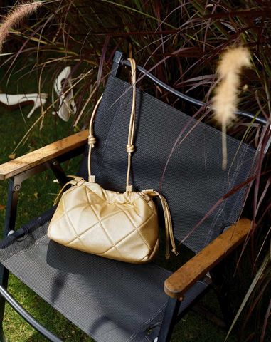  Túi Xách Nhỏ Rút May Chỉ Hoạ Tiết Quả Trám 