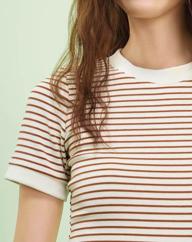  Áo thun ôm cổ tròn sọc ngang 