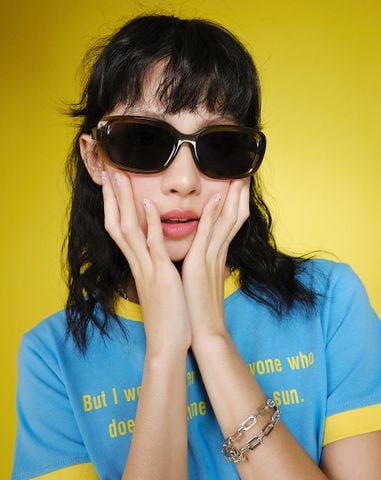  Mắt kinh gọng vuông 