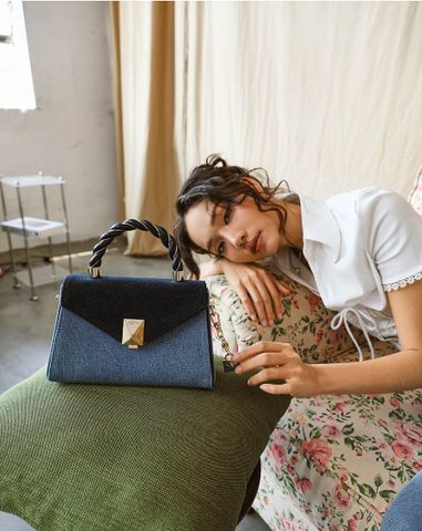  Túi Xách Nhỏ Tay Cầm Xoắn Phối Charm Trang Trí 