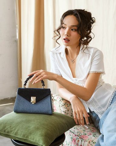  Túi Xách Nhỏ Tay Cầm Xoắn Phối Charm Trang Trí 