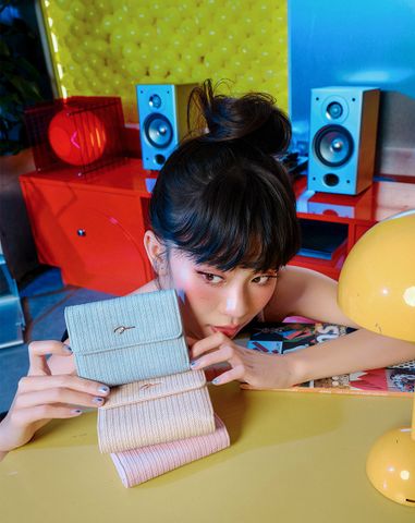  Ví Ngắn Cầm Tay Đính Logo Chữ Ký Kim Loại 