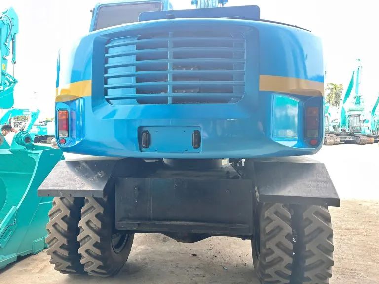 MÁY XÚC LỐP SK125W-3