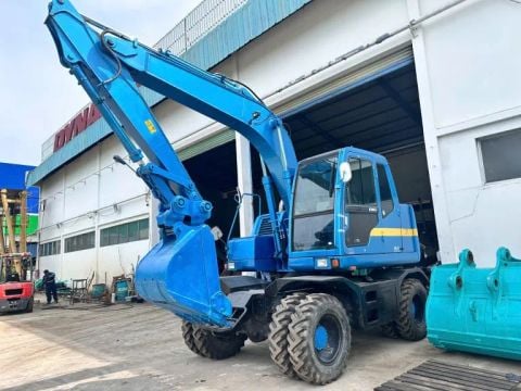 MÁY XÚC LỐP KOBELCO SK125W-3 cũ