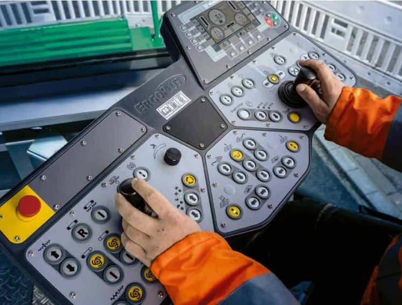 MÁY RẢI NHỰA BÁNH XÍCH SUPER 1600-3(i)