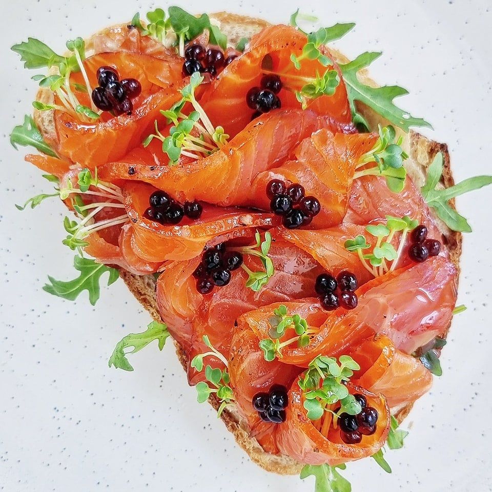 Bánh mỳ sandwich cá hồi xông khói với giấm hạt vị truffle