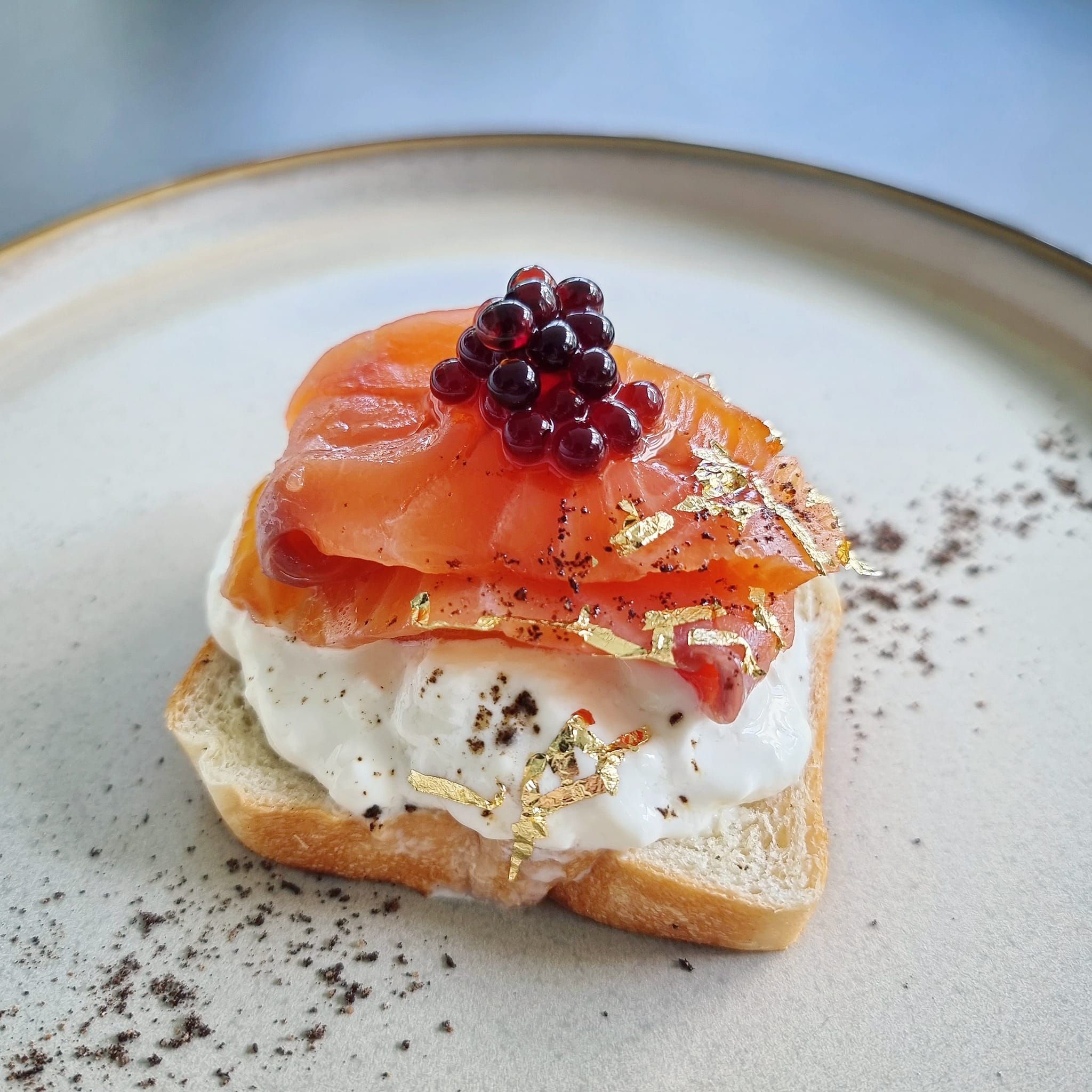 Bánh mỳ cá hồi xông khói với giấm hạt vị truffle