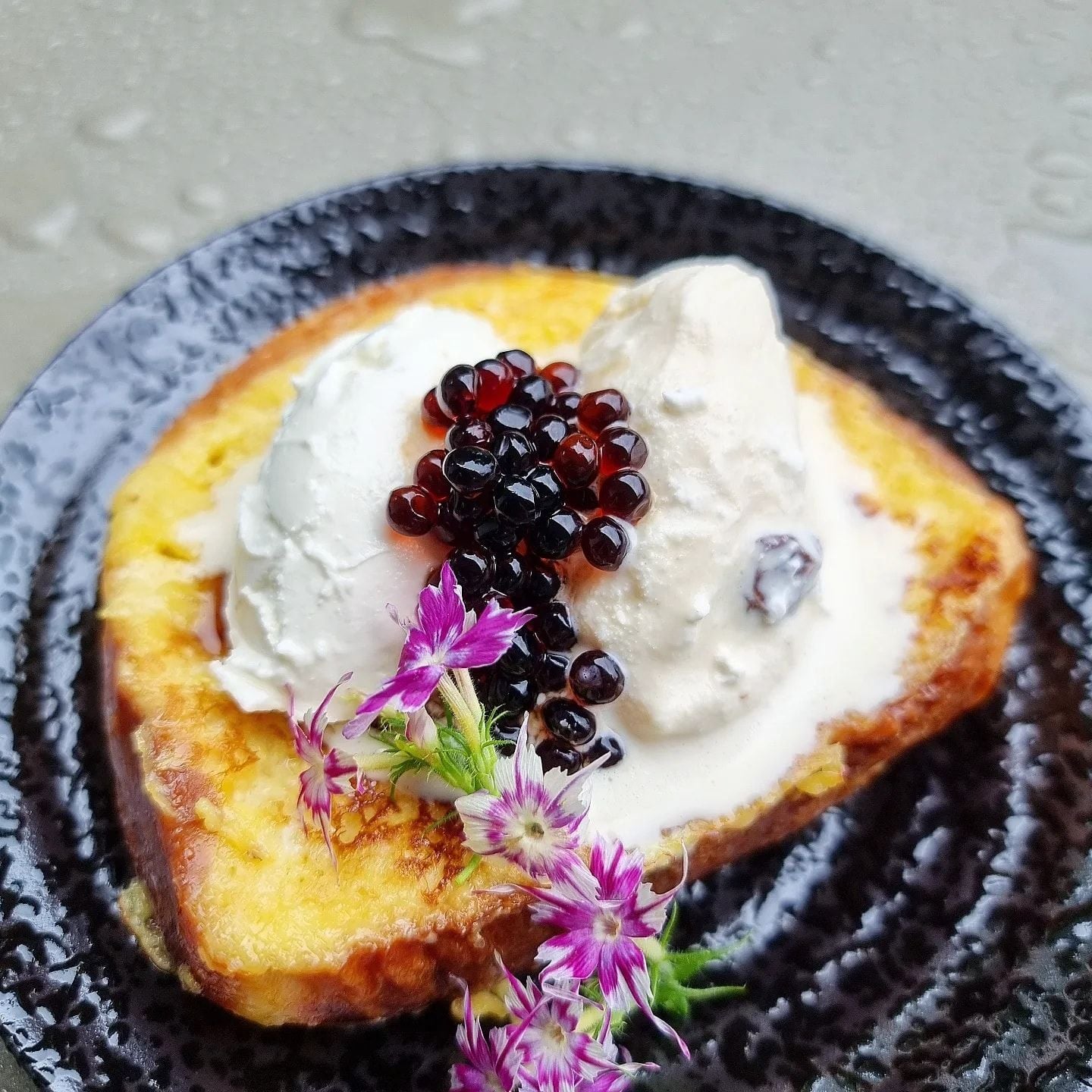 Bánh french toast với giấm hạt vị truffle