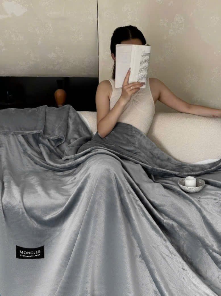  C04 - Chăn Lông Cừu Moncler Xám Ngọc Trai 