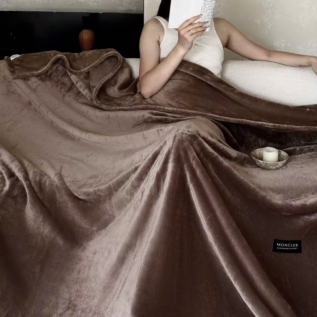  C01 - Chăn Lông Cừu Moncler Nâu Caramel 