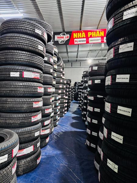 Lốp xe Deestone 235/45R18 RA801 (ZR)