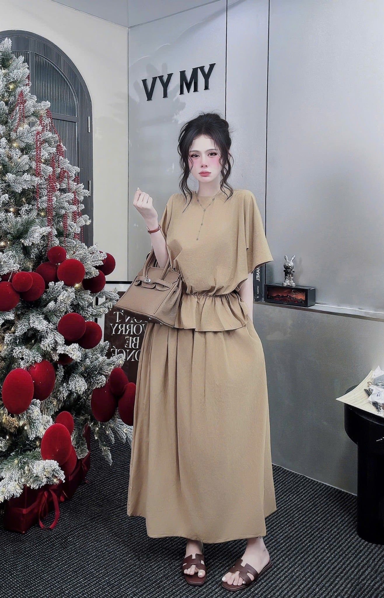  Set thiết kế áo trắng cổ tròn bo rút eo + chân váy midi - NÂU - S43 