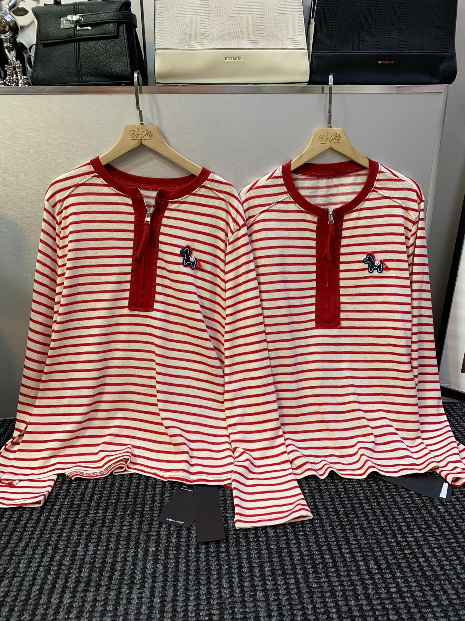  Áo tay dài form rộng có khoá kéo kẻ sọc đỏ - B137 (DÀI 67CM) 