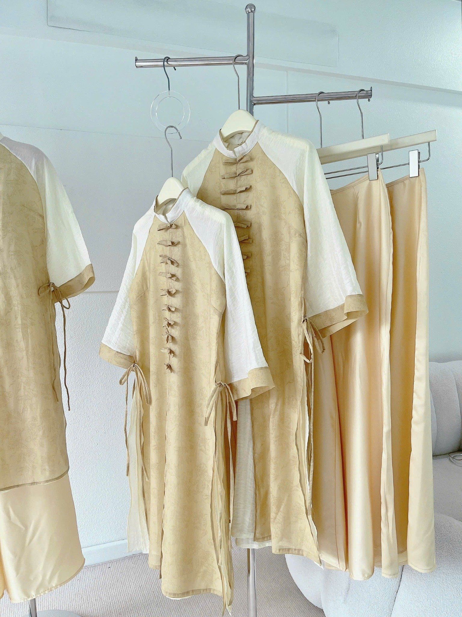  Áo dài cách tân xẻ tà cột nơ dọc mix quần suông - H26 ( 50% lưng chun ) ( QUẦN 101CM, ÁO 113CM ) 