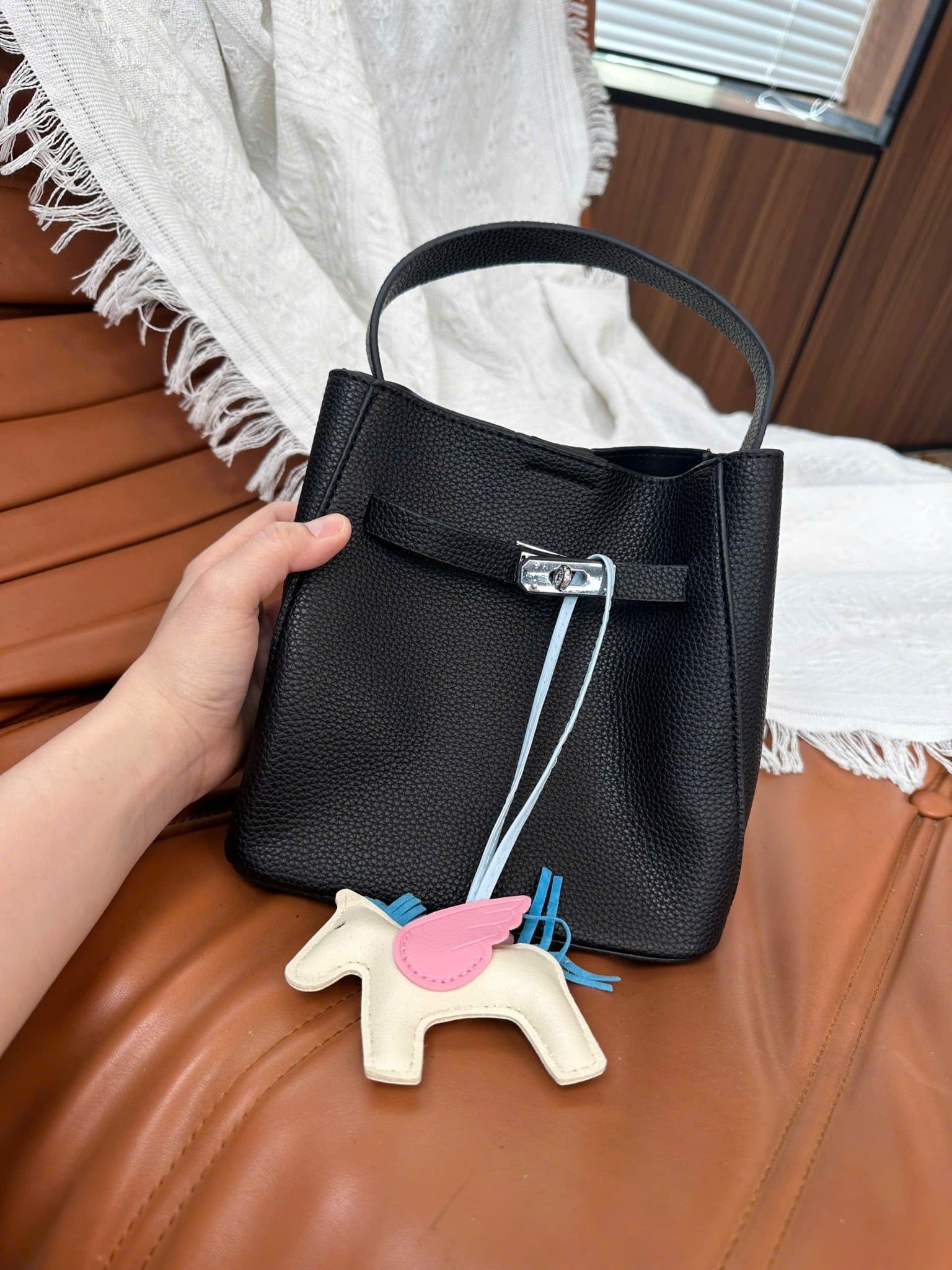  Túi xách dáng chậu khóa cài kèm charm ngựa - ĐEN - Z24 