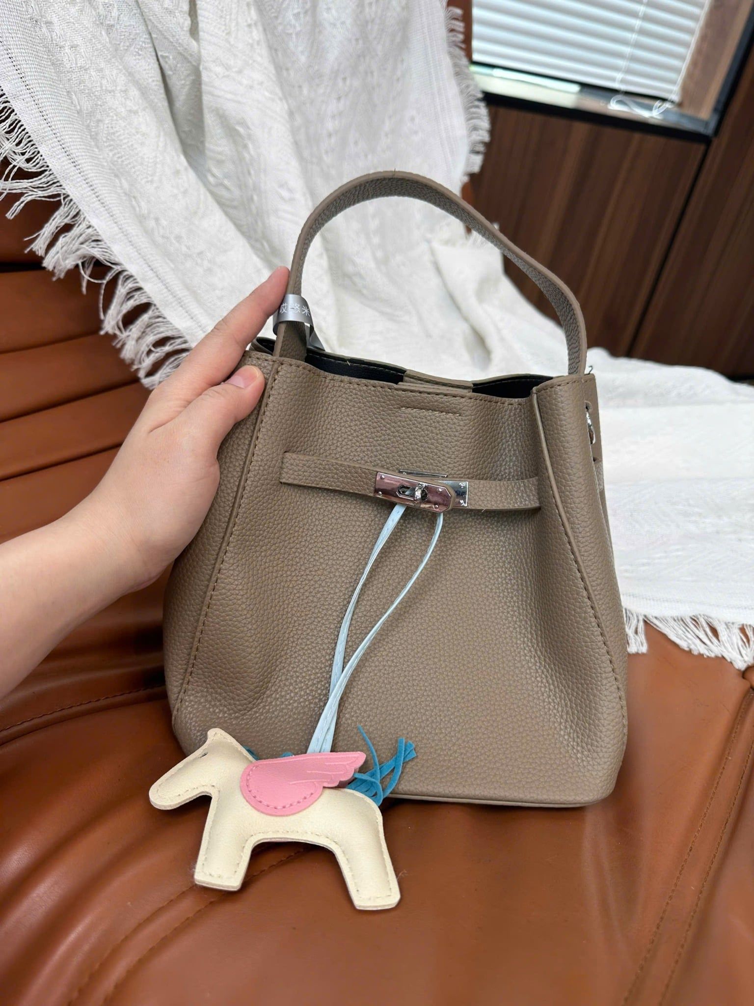  Túi xách dáng chậu khóa cài kèm charm ngựa -  NÂU - Z23 