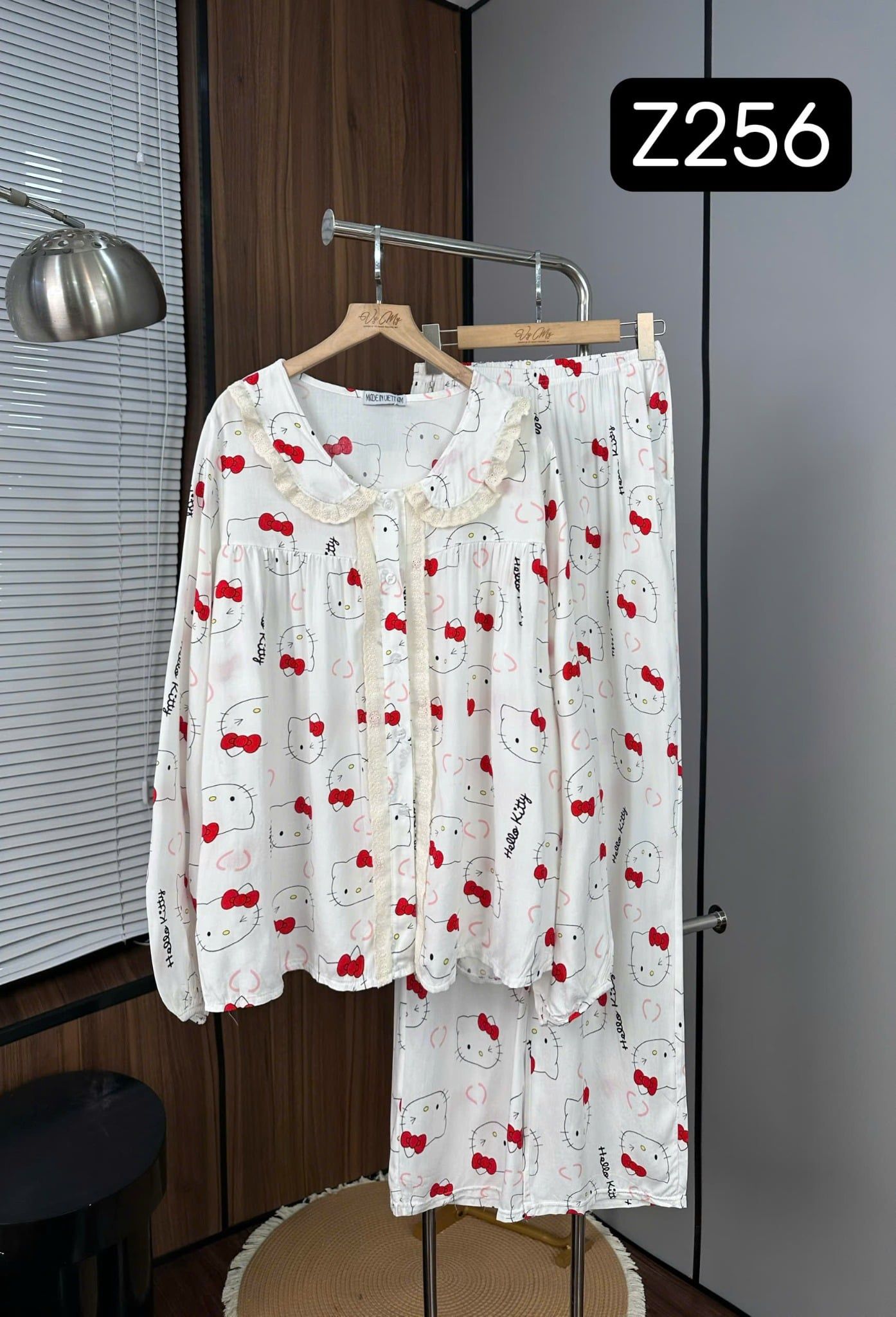  A103 Set tole áo tay dài cổ sen viền bèo mix quần suông dài họa tiêt - HELLO KITTY - Z256 