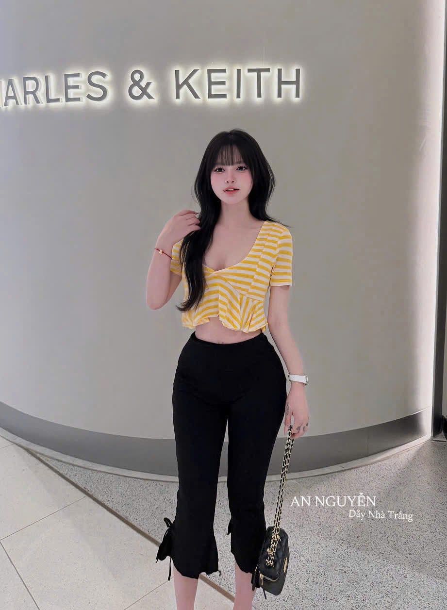  Set áo cổ sâu dáng ngắn kẻ sọc mix quần lửng phối bèo dây rút - VÀNG - K285 (EO S<68, M< 72) 