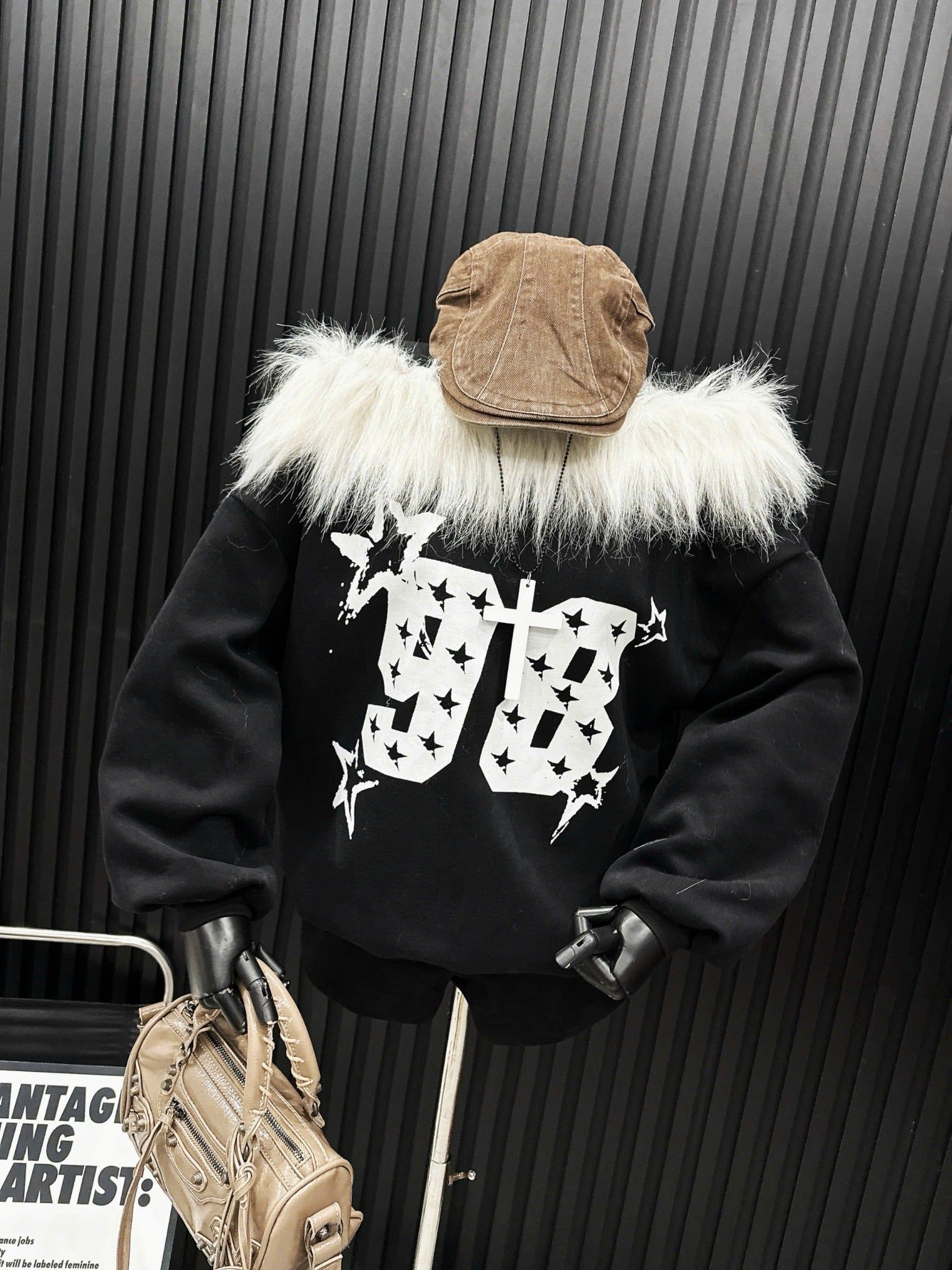  Aó trễ vai tay dài cổ phối lông in số 98 - ĐEN - C199 (0) 