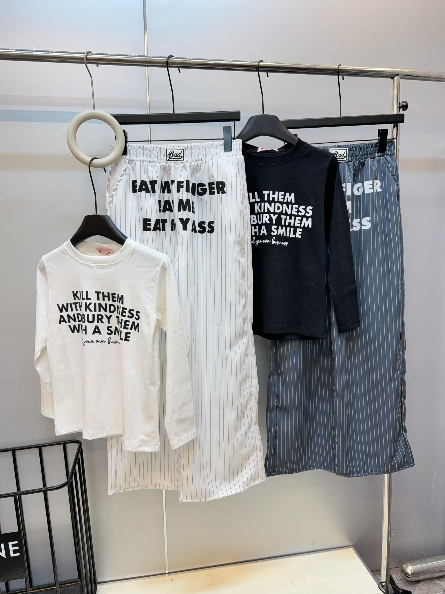  Set áo tay dài KILL THEM mix quần suông kẻ sọc in chữ - TRẮNG - Z82 ( QUẦN 95CM , ÁO 55CM ) 