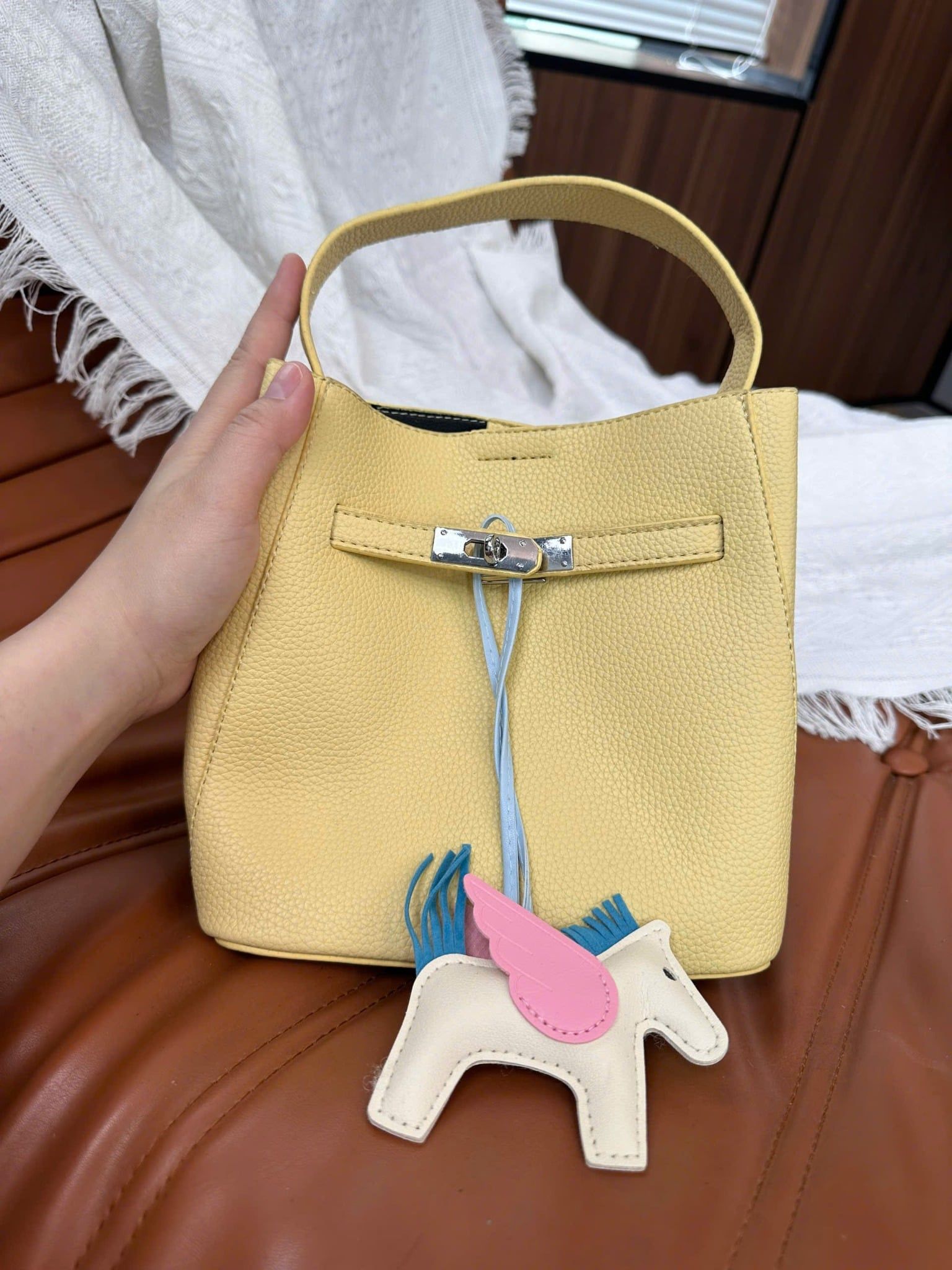  Túi xách dáng chậu khóa cài kèm charm ngựa - VÀNG - Z26 