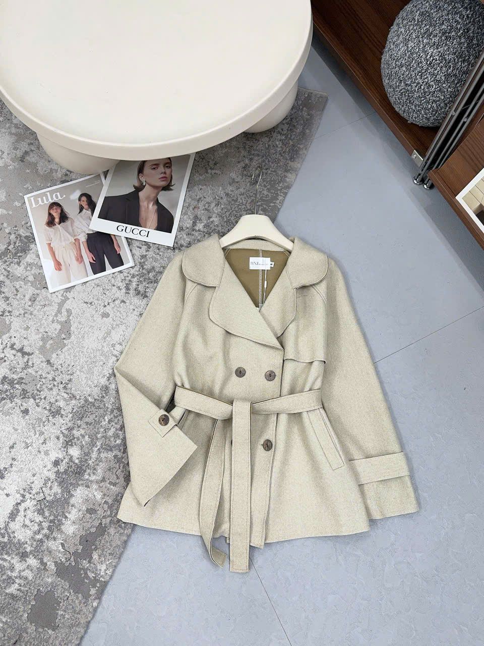  (GỐC 259K SALE 159K) Aó khoác vest chất hai da đính cúc gỗ kèm đai - BE - G252 ( FREESIZE <62KG ) 