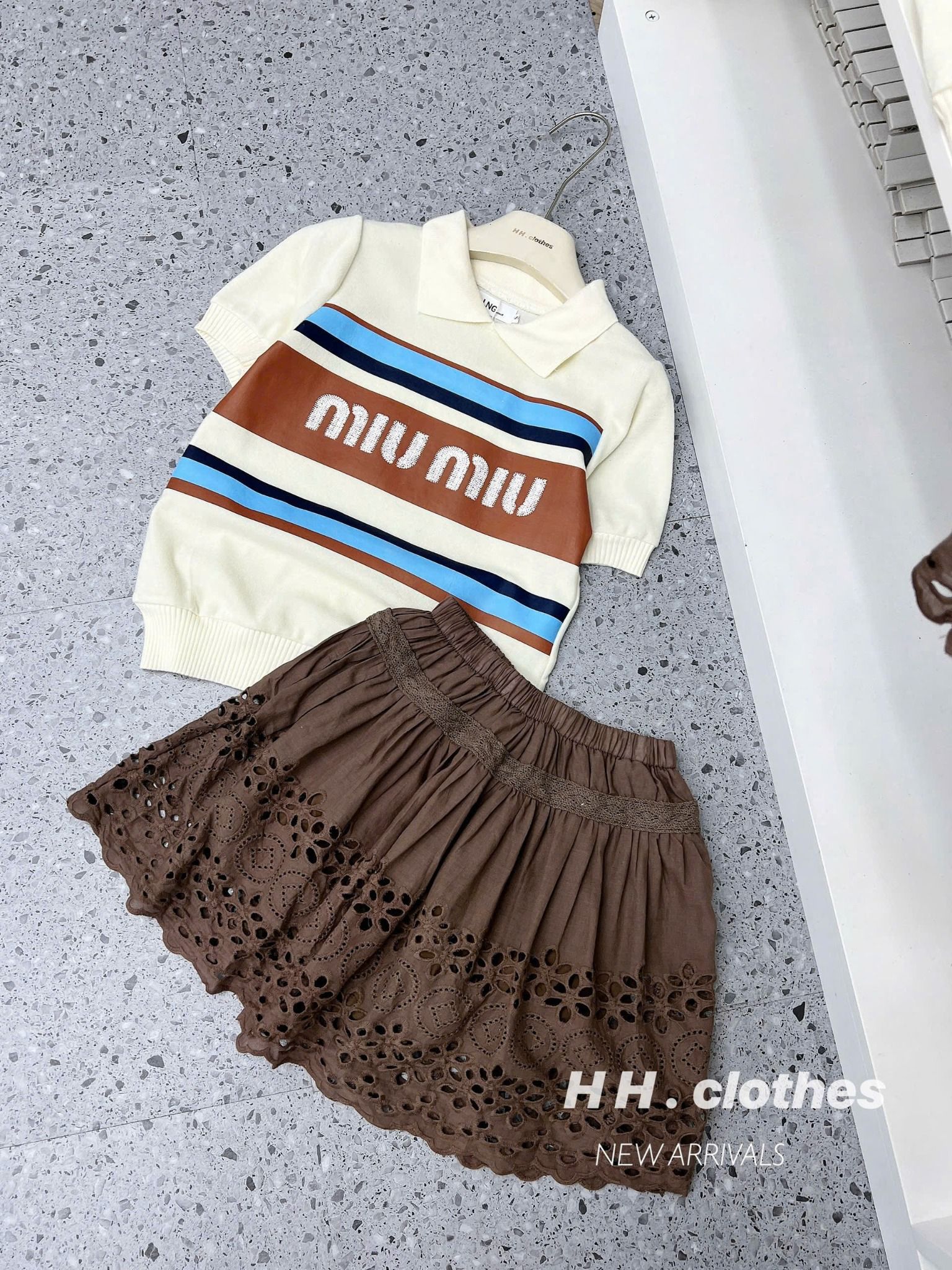 Set áo polo miumiu chữ ngực mix chân váy thô ren nâu  - A216 (0) 