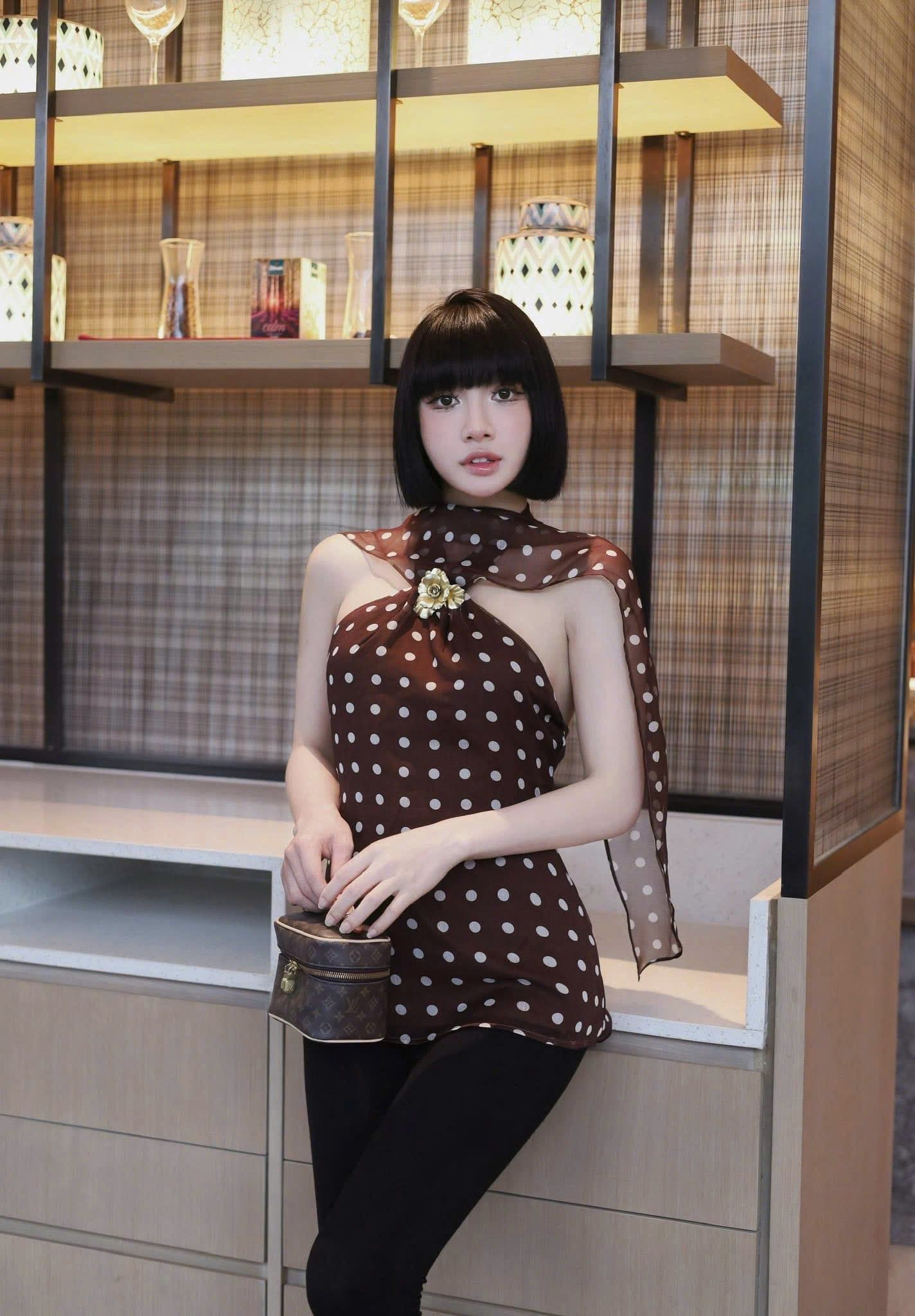  Áo kiểu hoạ tiết chấm bi cổ yếm phối tag cài sang chảnh - V173 