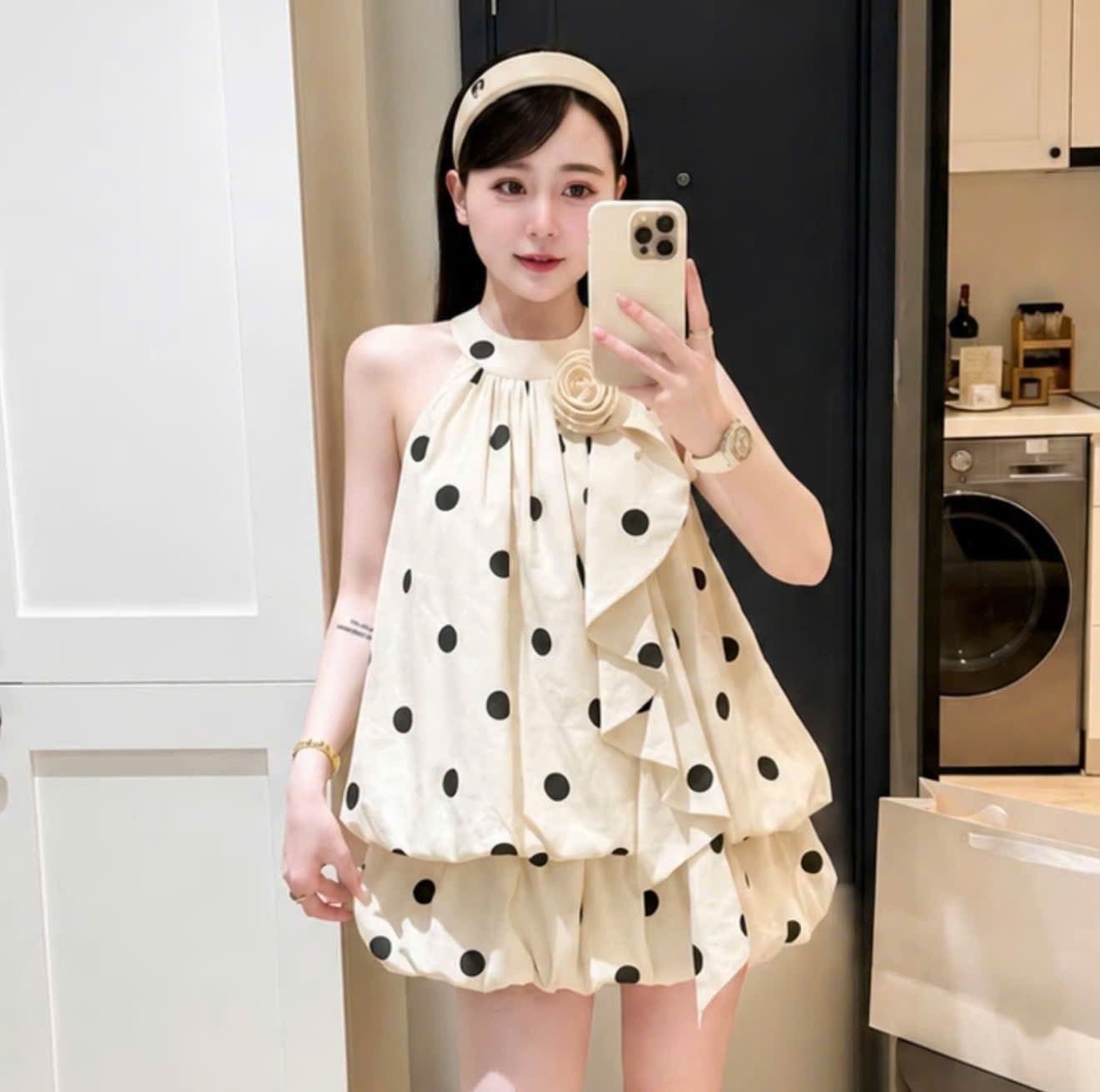  Set áo cổ yếm đính hoa tua rua mix quần hoạ tiết chấm bi - KEM - K72 