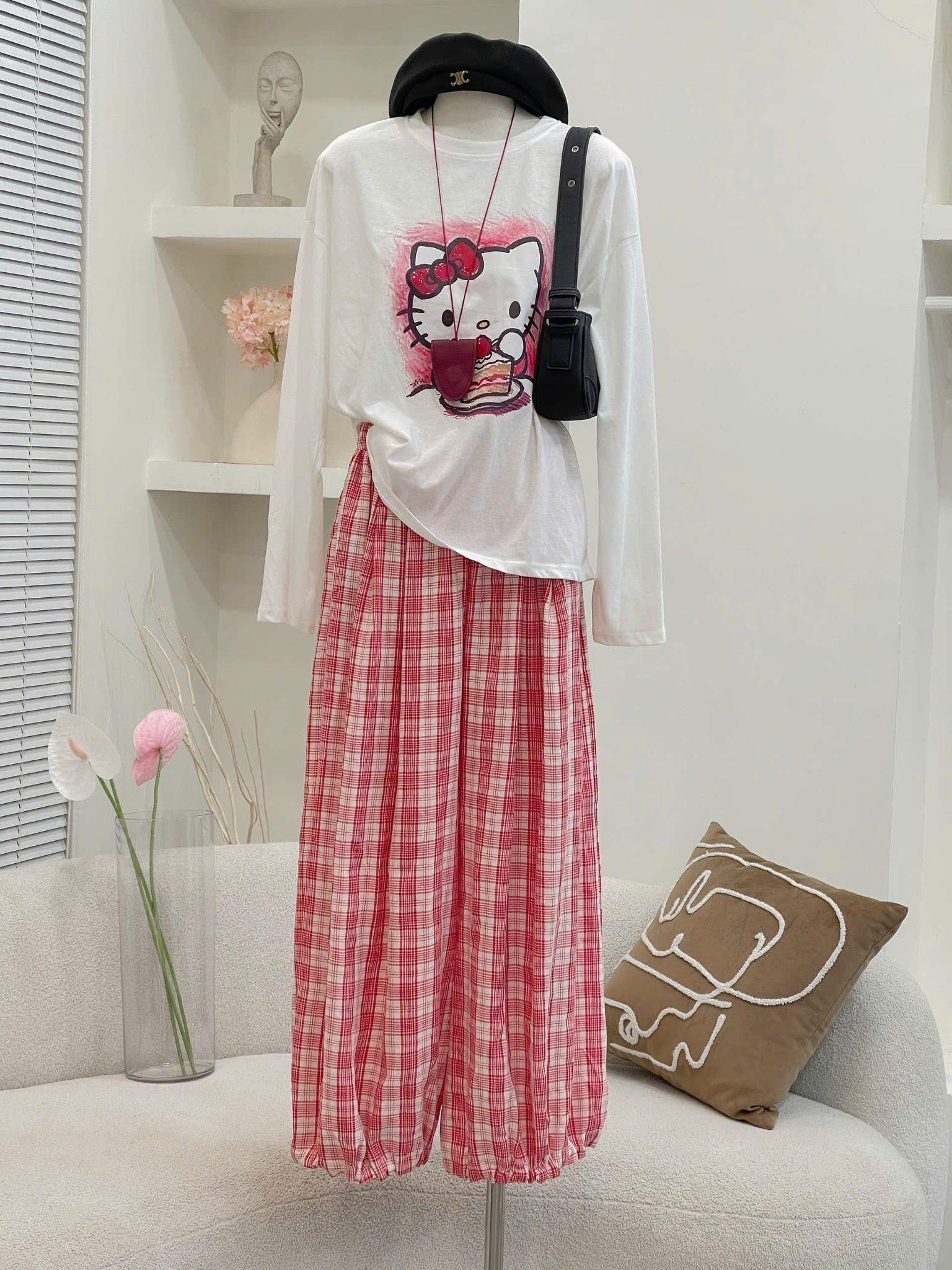  Set áo tay dài hoạ tiết Hello Kitty mix quần suông rộng bo gấu caro - ĐỎ - V32 