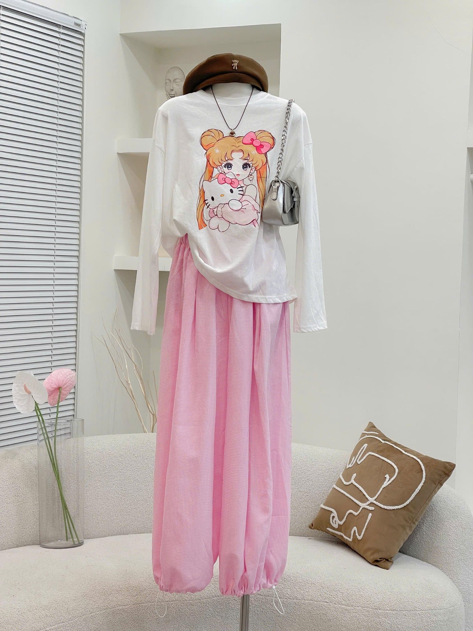  Set áo tay dài hoạ tiết Hello Kitty mix quần suông rộng bo gấu caro - HỒNG - V33 