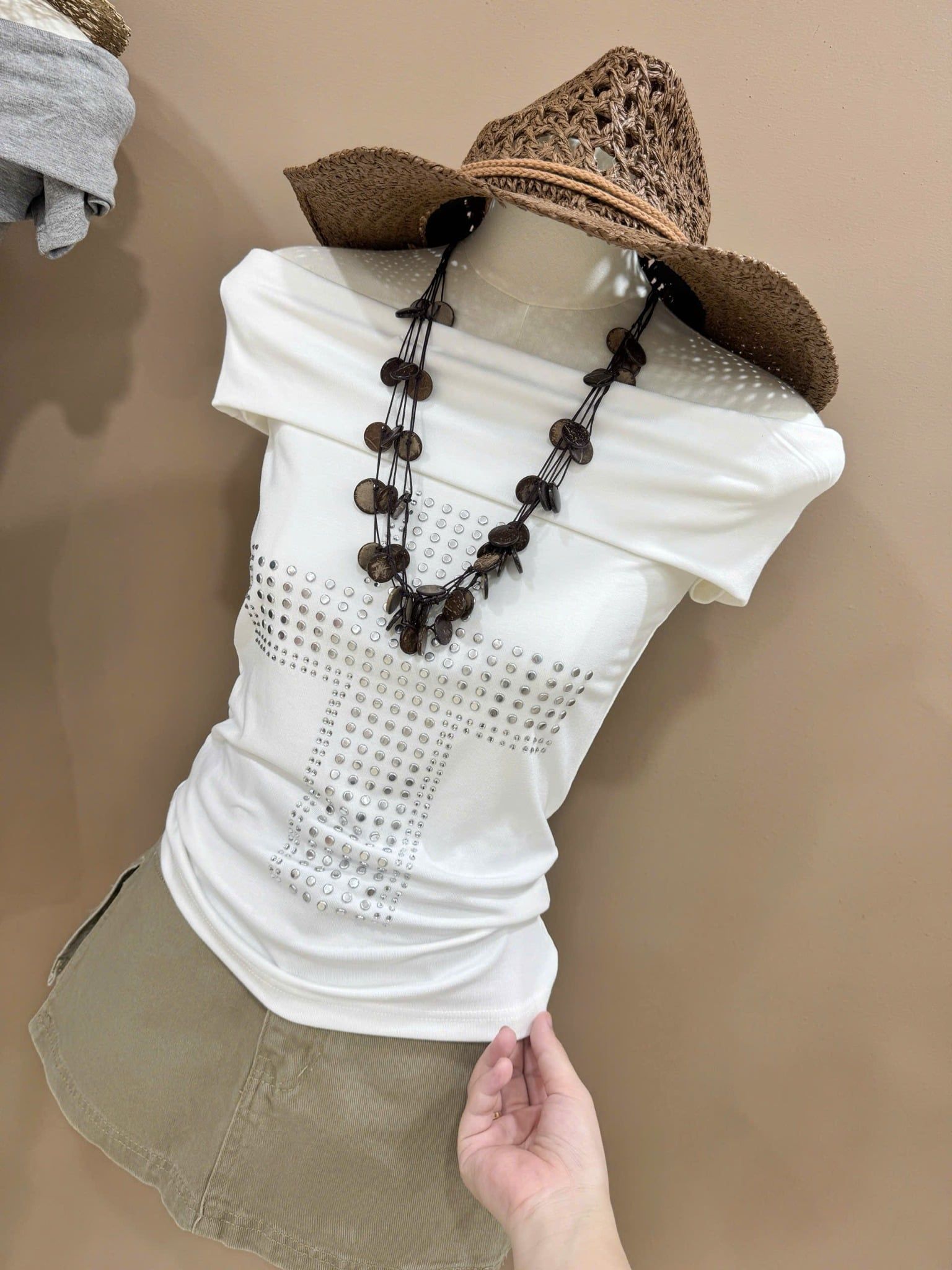  Áo trễ vai hoạ tiết chữ thập siêu hot - TRẮNG - K98 