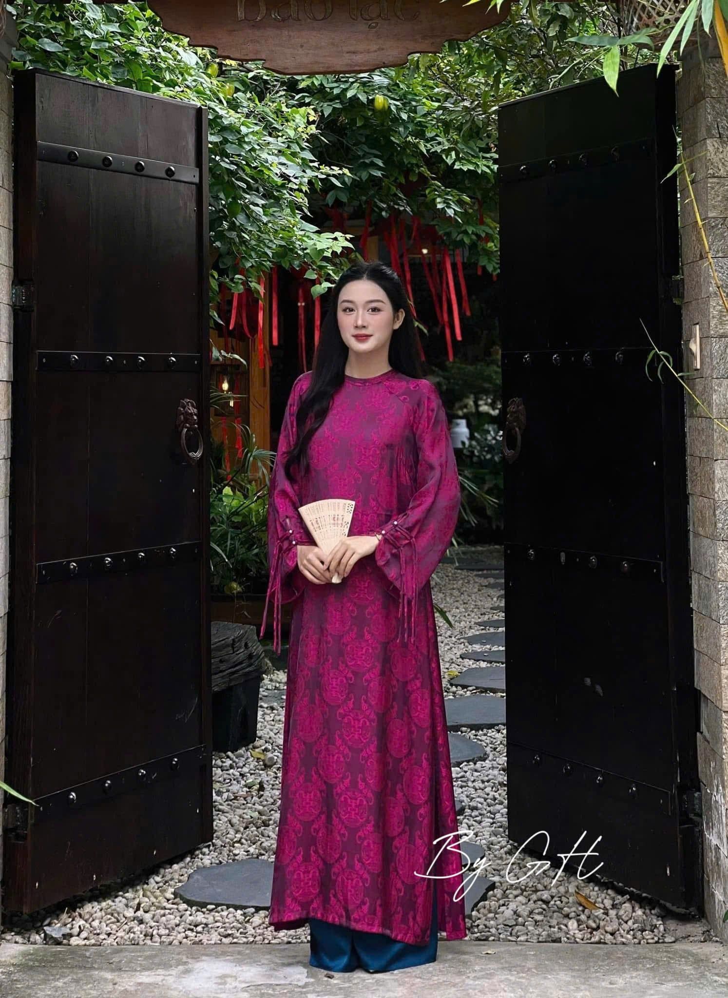  Áo dài nữ cách tân hoa văn tay đính nút ngọc trai mix quần lụa - HỒNG ĐẬM - R102 ( 50% lưng chun, áo dài 137cm , quần 104cm ) 