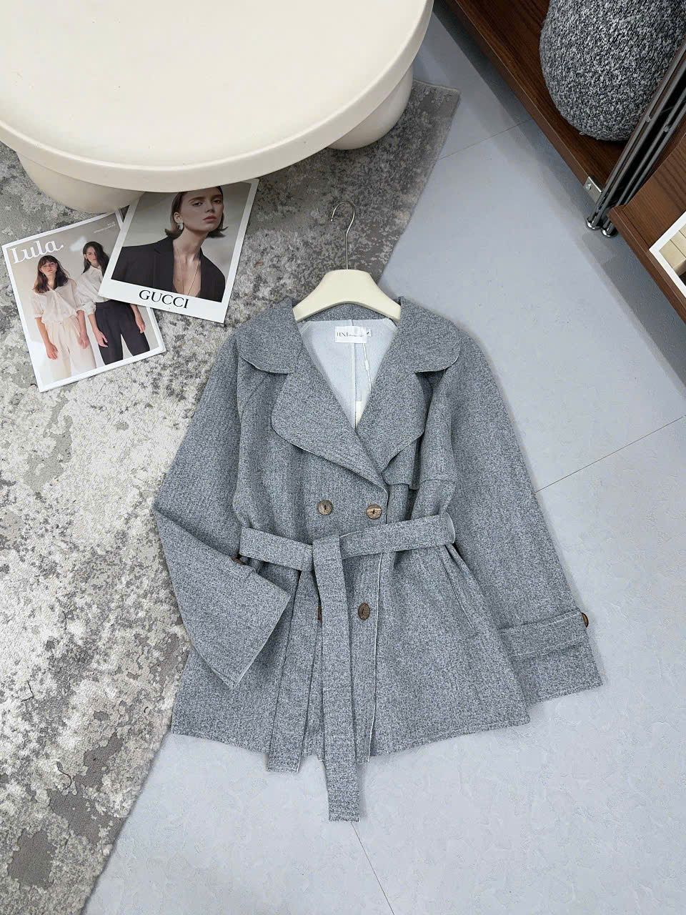  (GỐC 259K SALE 159K) Aó khoác vest chất hai da đính cúc gỗ kèm đai - XÁM - G255 ( FREESIZE <62KG ) 