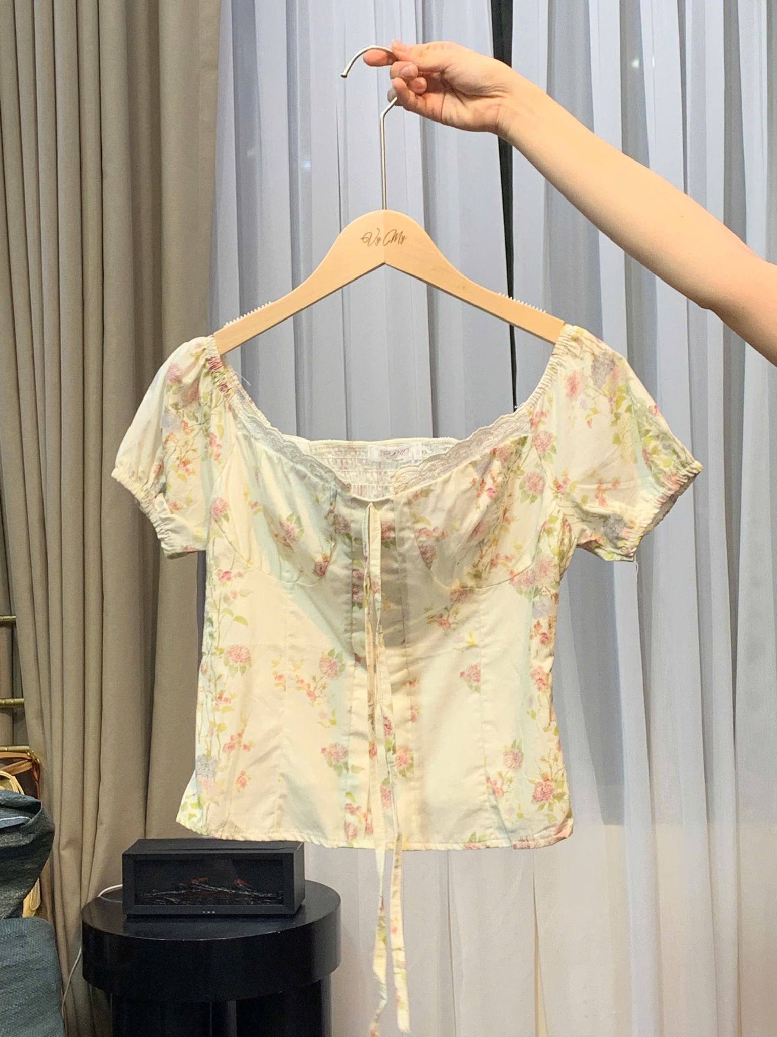  Áo cổ phối bèo cột nơ tay bồng 50% chun - HOA NHÍ - A49 