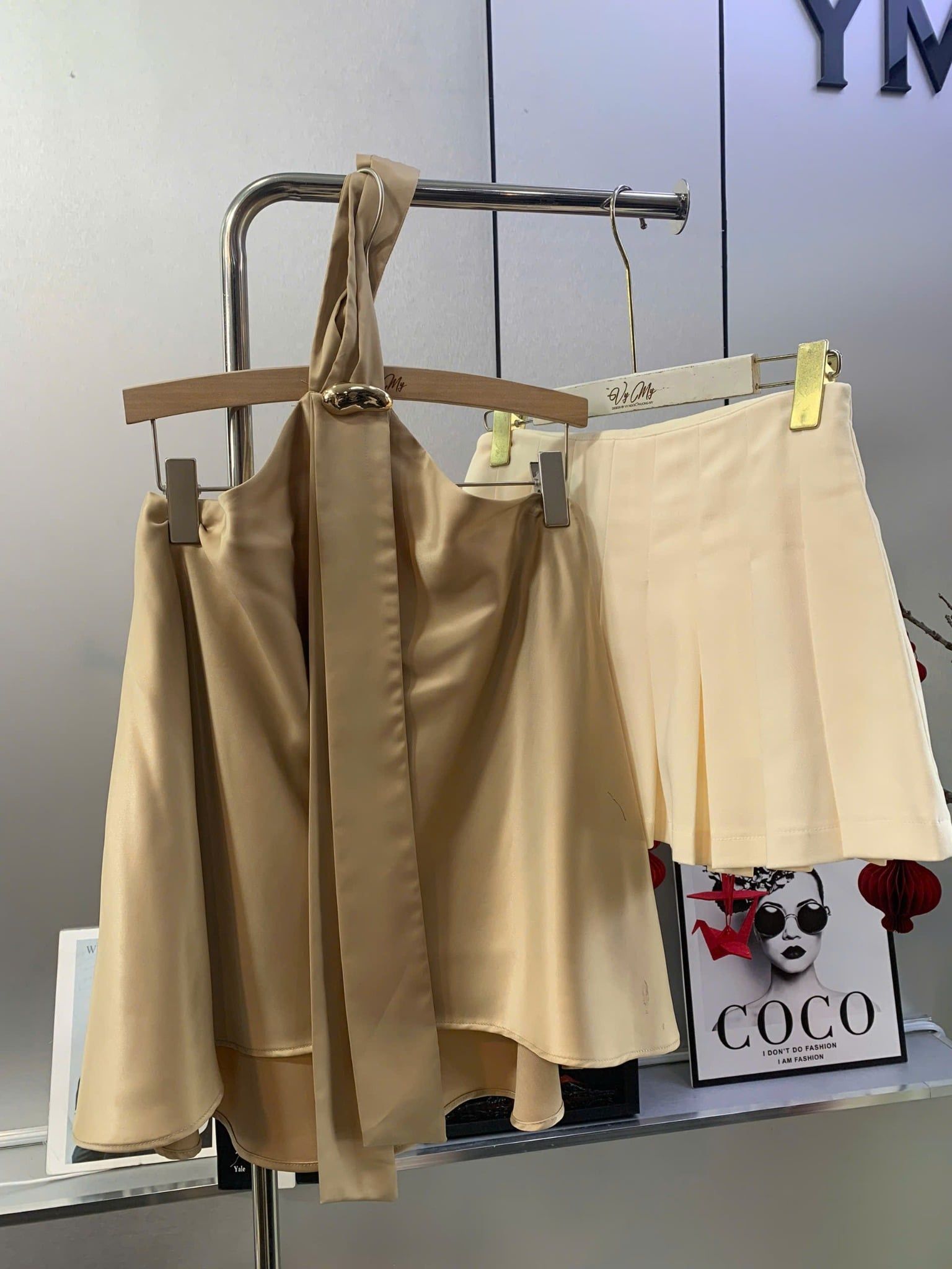  Set áo yếm lụa KEM mix chân váy xếp ly TRẮNG - Z41 ( eo S<64, M<68 ) 