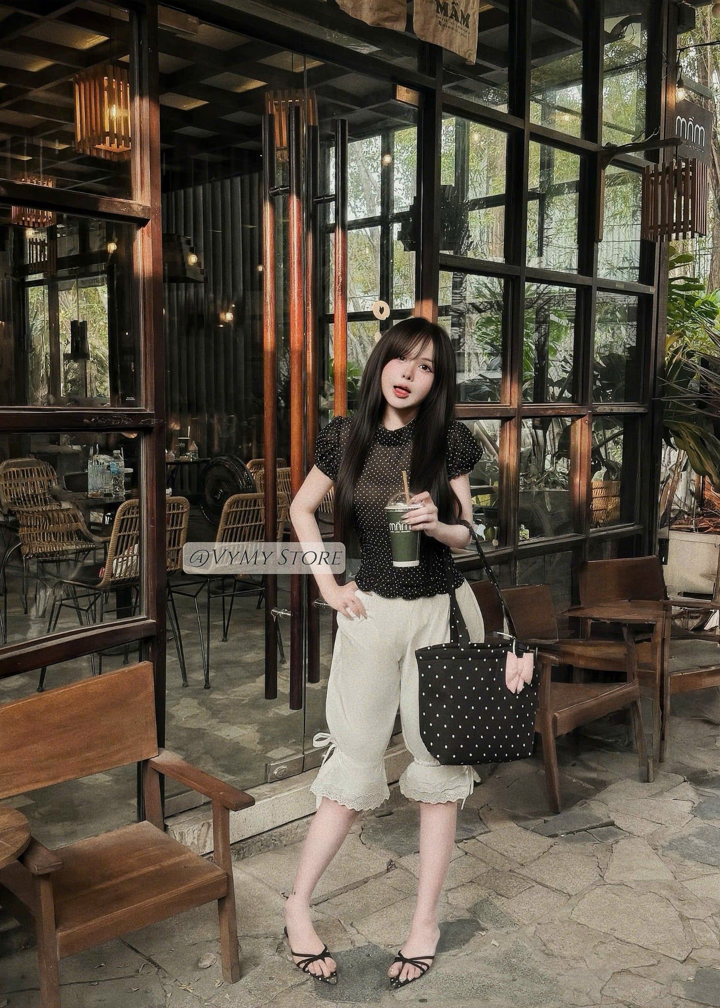  Set áo cổ trụ tay bồng họa tiết chấm bi nhún eo mix quần lửng siêu hot - G105 (chiều dài áo 46cm , quần lung chun 58cm). Thông số tham khảo ( áo size S < eo 68 , size M < eo 74 , size L < eo 80 , quần lưng chun cạp 7cm , áo khoá kéo bên hông ) 