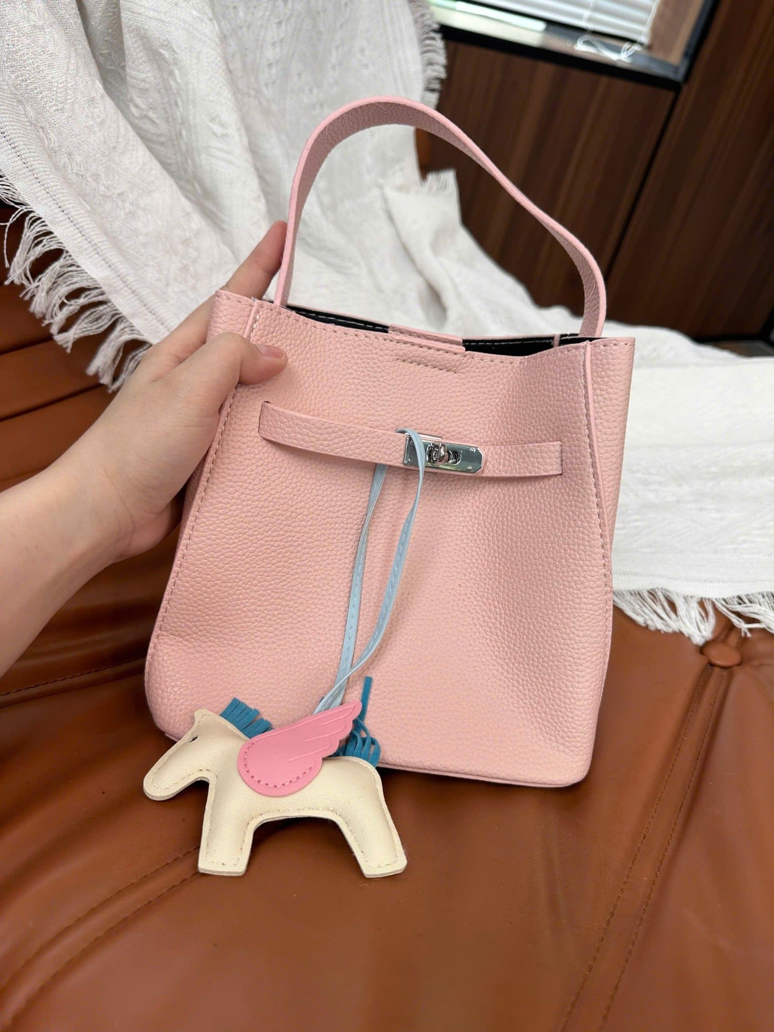 Túi xách dáng chậu khóa cài kèm charm ngựa - HỒNG - Z27 