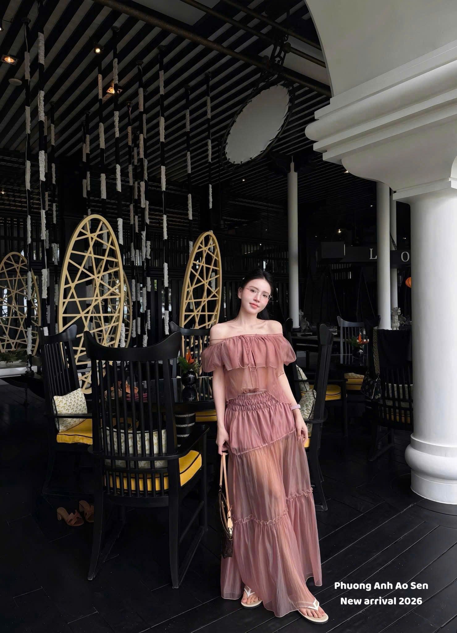  Set áo trễ vai nhún bồng bèo xòe phối chân váy maxi tơ dáng dài - HỒNG - K190 